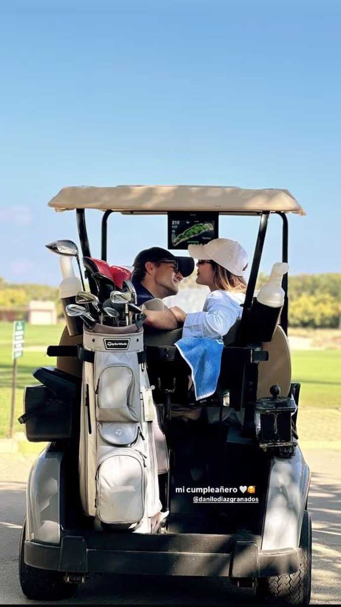 Michelle Salas le organizó a su esposo Danilo Díaz Granados un partido de golf por su cumpleaños en el que estuvo su tío Alejandro Basteri. 