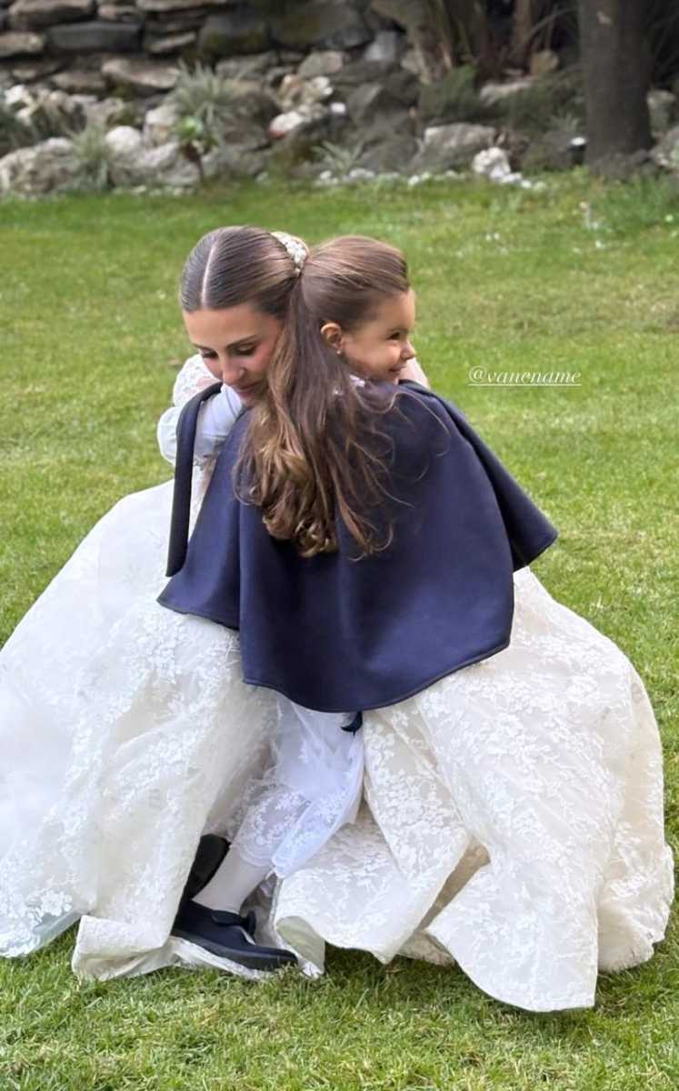 Los pajes con la novia.