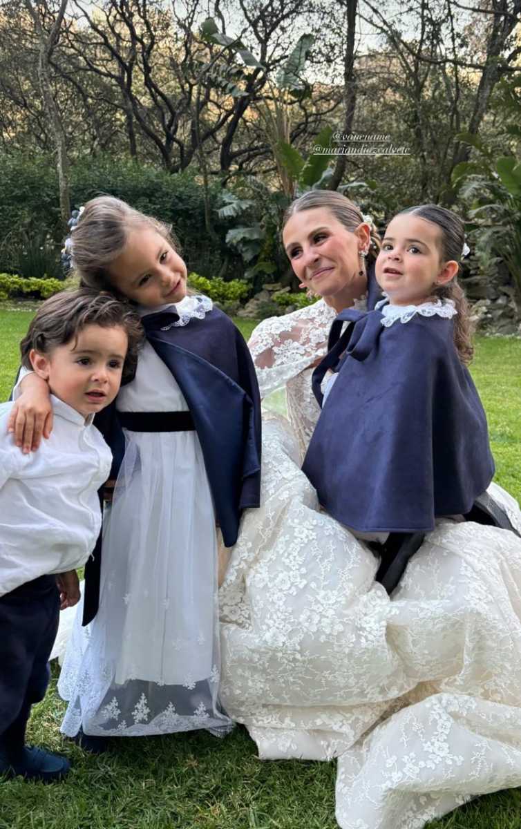 Los pajes con la novia.