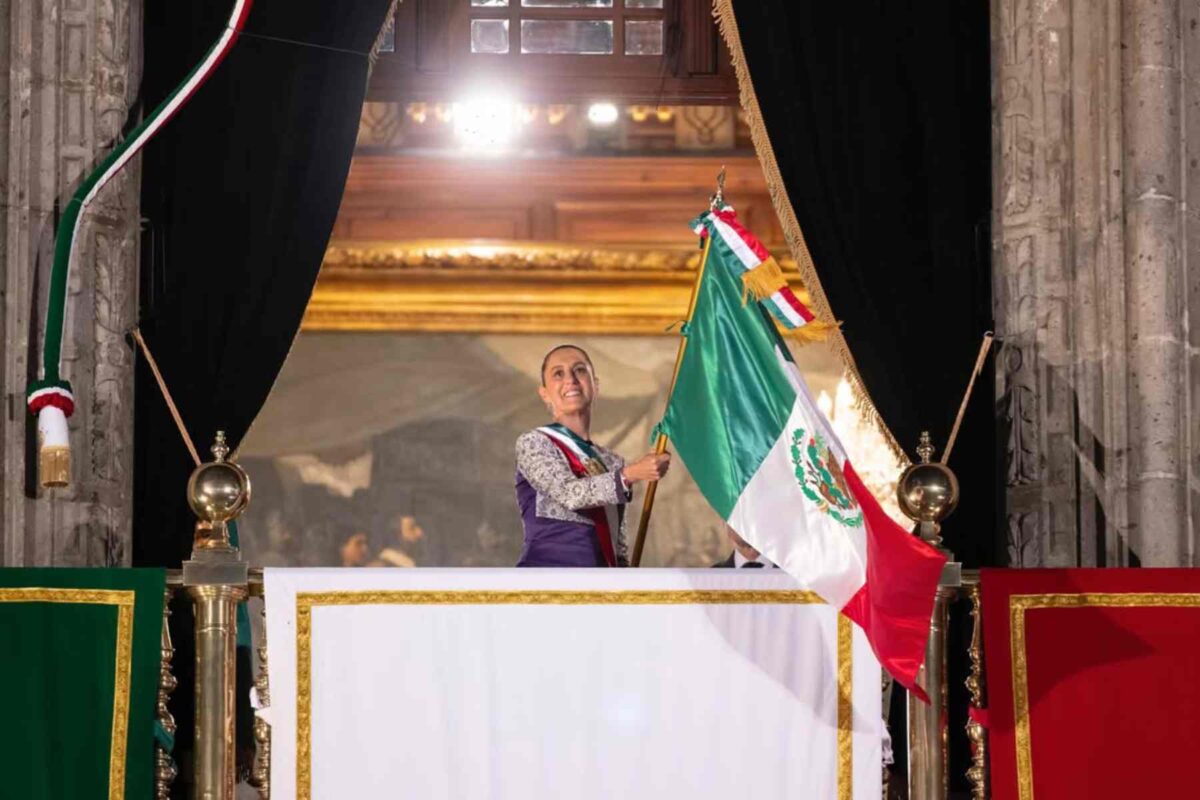 Claudia Sheinbaum lució en su primer Grito de Independencia un traje bordado por Virginia Arce.