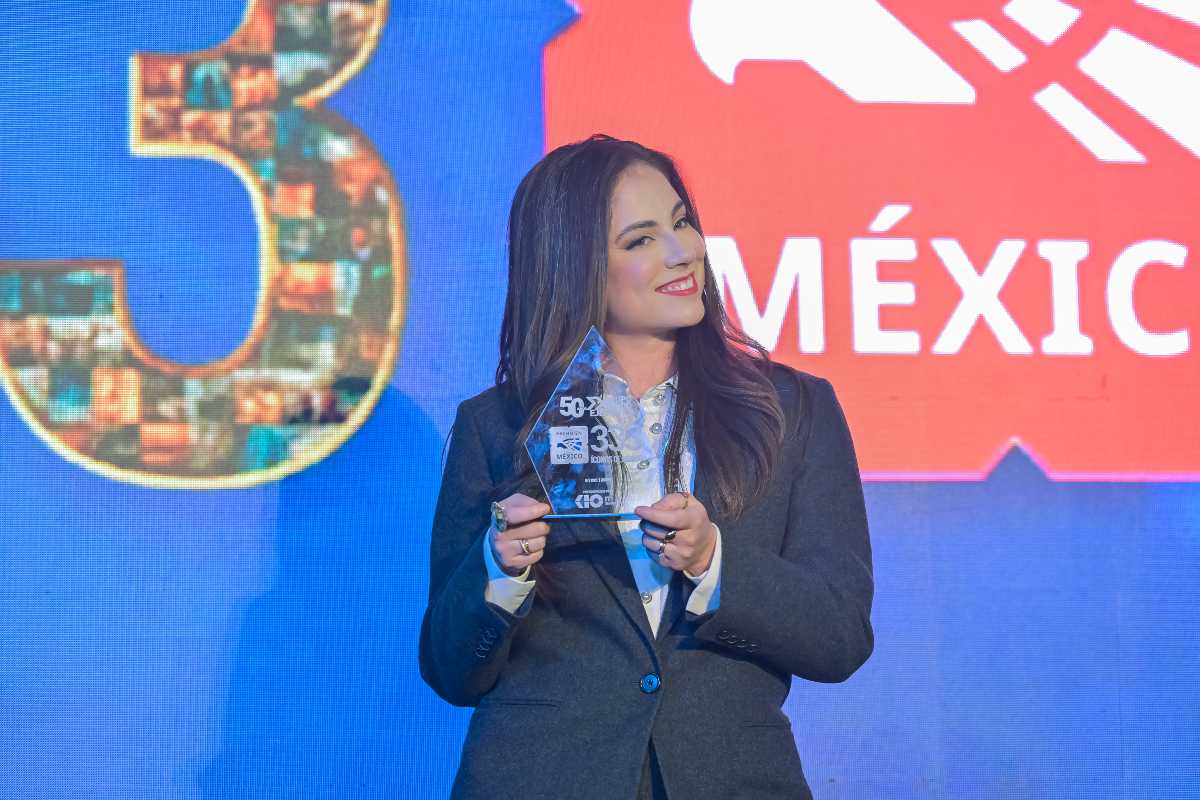 Lucy Bravo recibiendo reconocimiento para Tv Azteca.