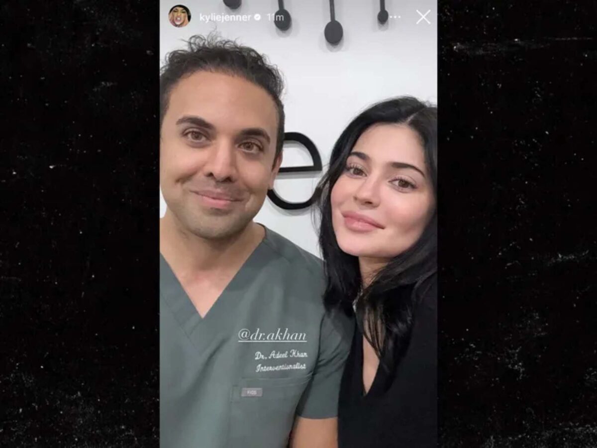 El doctor Adeel Khan, especialista en medicina regenerativa, con Kylie Jenner.