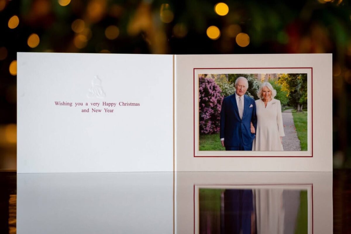Tarjeta postal del rey Carlos III y Camila.