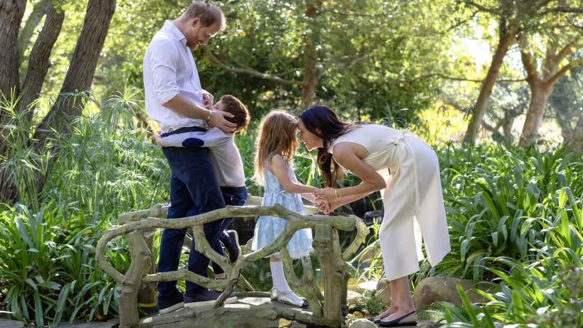 Errores de edición en la postal navideña del príncipe Harry y Meghan Markle generan críticas Errores de edición en la postal navideña del príncipe Harry y Meghan Markle generan críticas