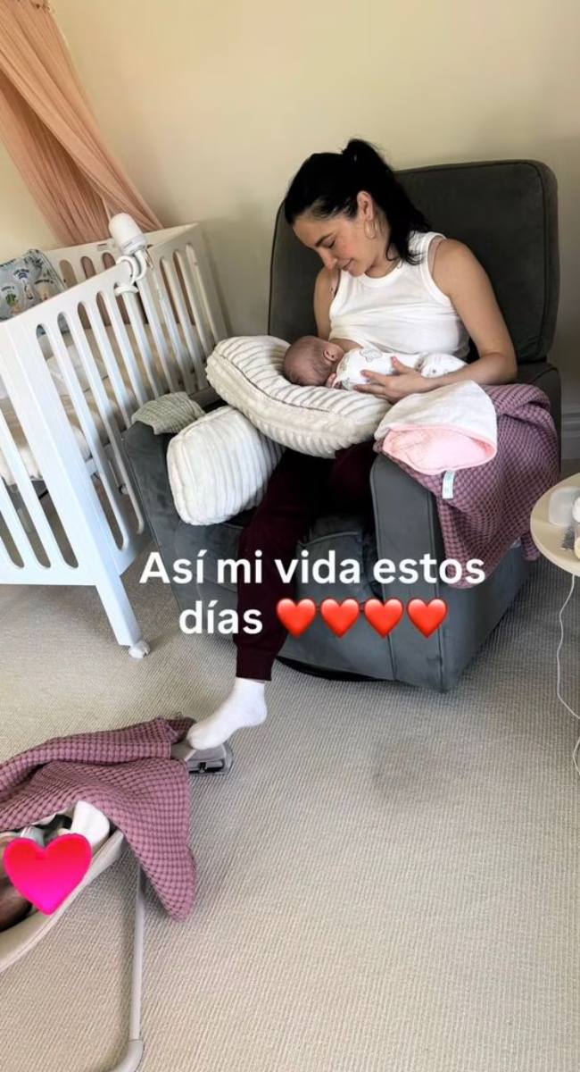 Pese a las complicaciones en la lactancia, Martha Higareda se muestra optimista y feliz de estar junto a sus mellizas.