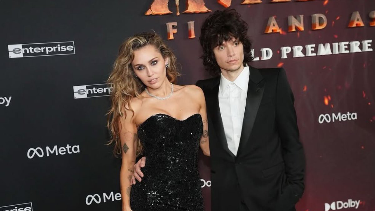 Miley Cyrus confirmó su compromiso con Maxx Morando al presumir su anillo.