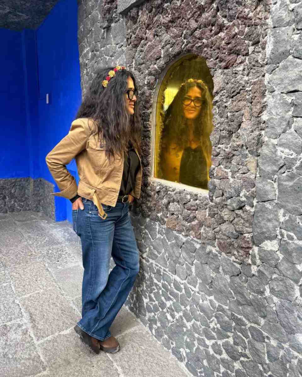 Salma Hayek aprovechó su visita a México para visitar la casa de Frida Kahlo.