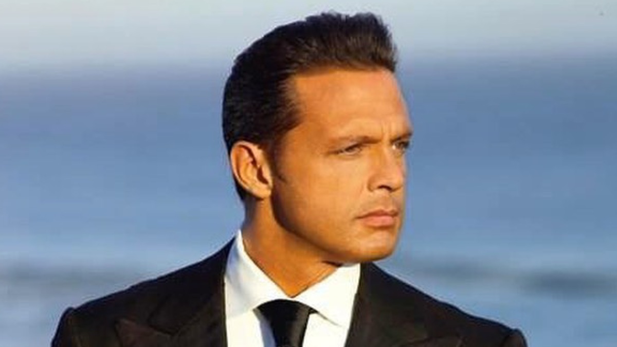 ¡Por fin lo sabemos! Esta es la loción favorita que usa Luis Miguel