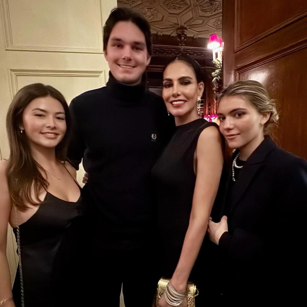 Adriana Abascal compartió recientemente esta imagen junto a sus hijos. 