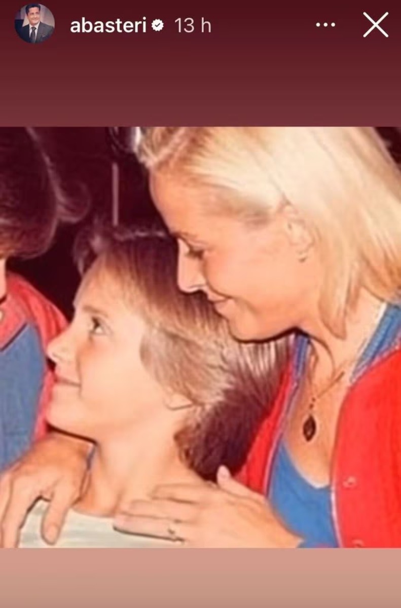 La imagen con la que este 2025 Alejandro Basteri recordó a su mamá, Marcela Basteri. 
