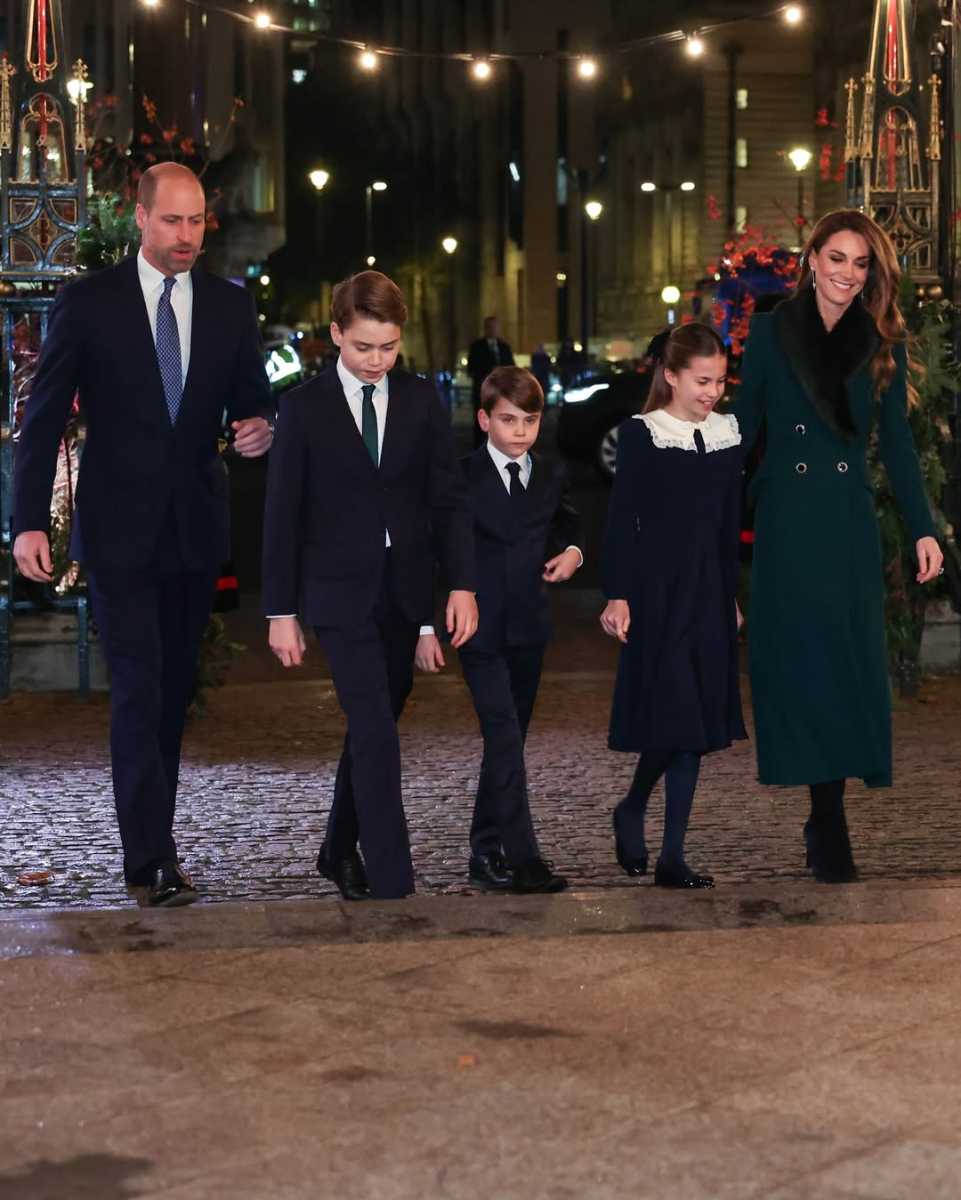 Los príncipes de Gales, William y Kate, junto a sus hijos, George, Charlotte y Louis, acudieron al concierto navideño organizado anualmente en la Abadía de Westminster.
