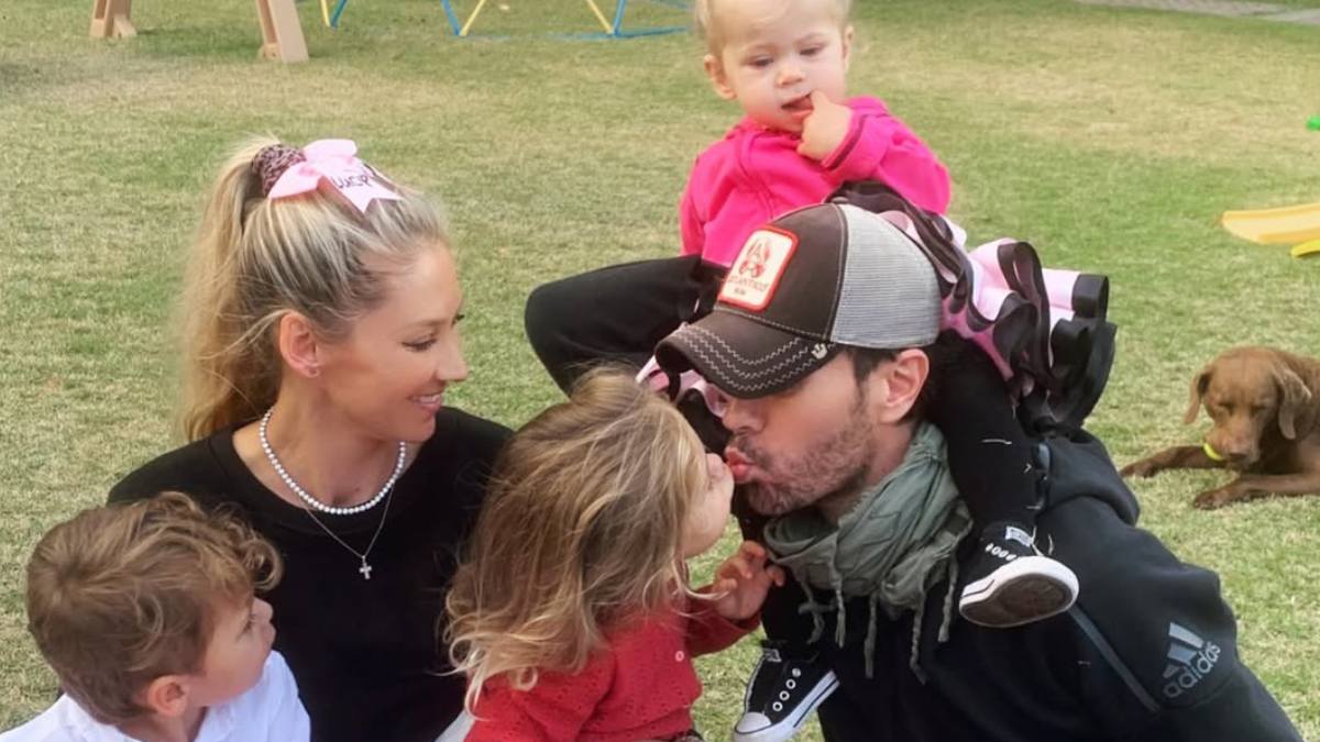 Con esta tierna foto, Enrique Iglesias y Anna Kournikova presentan al mundo a su cuarto hijo y revelan su fecha de nacimiento