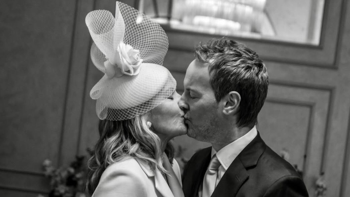 A sus 69 años, Kim Cattrall sorprende al casarse con su novio Russell Thomas tras casi 10 años de relación: los detalles