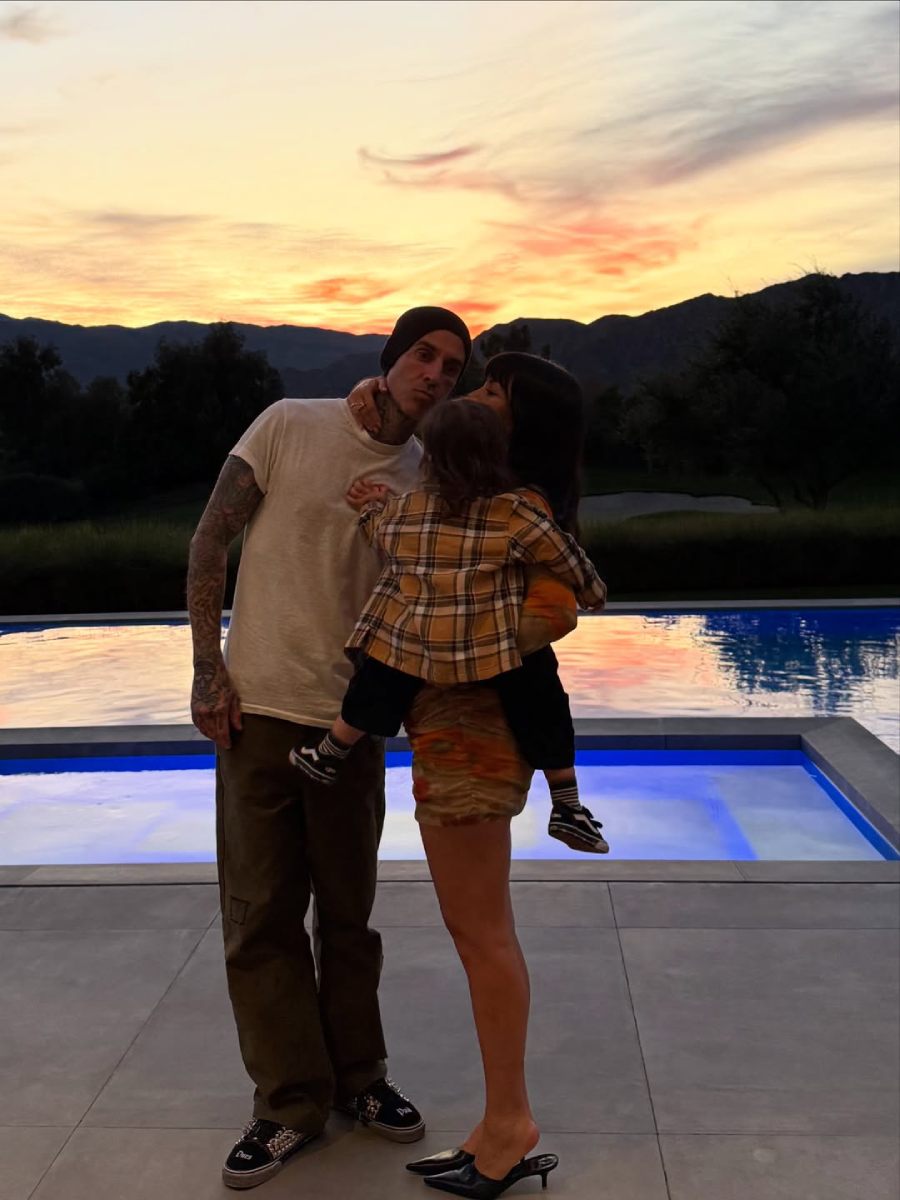 Travis y Kourtney con su hijo Rocky, quien recientemente cumplió dos años.