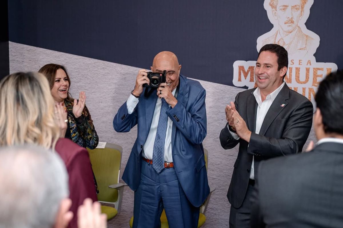 El productor Pedro Torres fue condecorado con la Presea Manuel Acuña, otorgada por el gobierno del estado de Coahuila