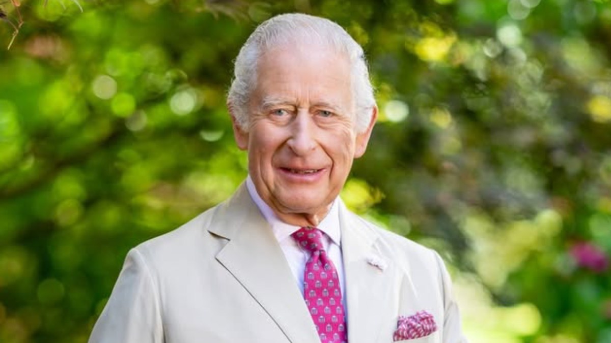 El rey Carlos III continúa bajo tratamiento médico tras el diagnóstico de cáncer que recibió en febrero de 2024.