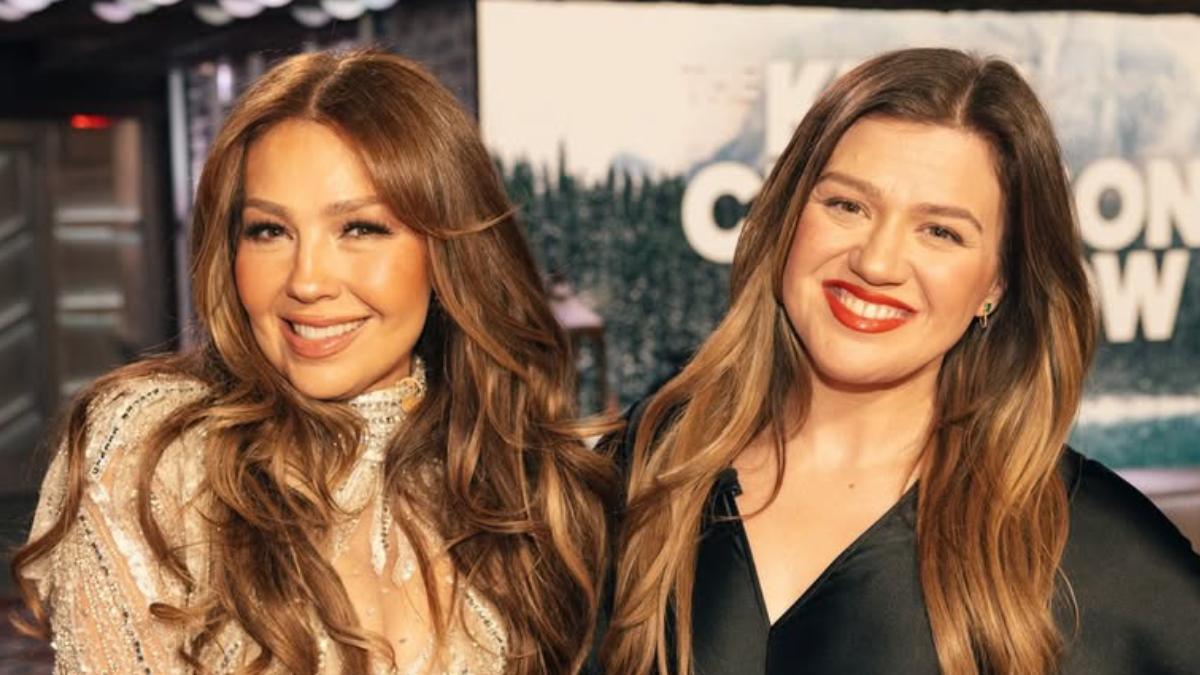 Como toda una embajadora de México, Thalía le comparte a Kelly Clarkson la tradición de partir la Rosca de Reyes