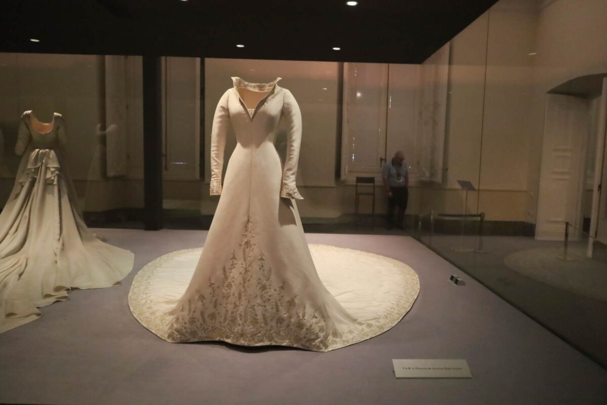 Vestido de novia utilizado por la reina Letizia exhibido en el Palacio Real de Aranjuez.