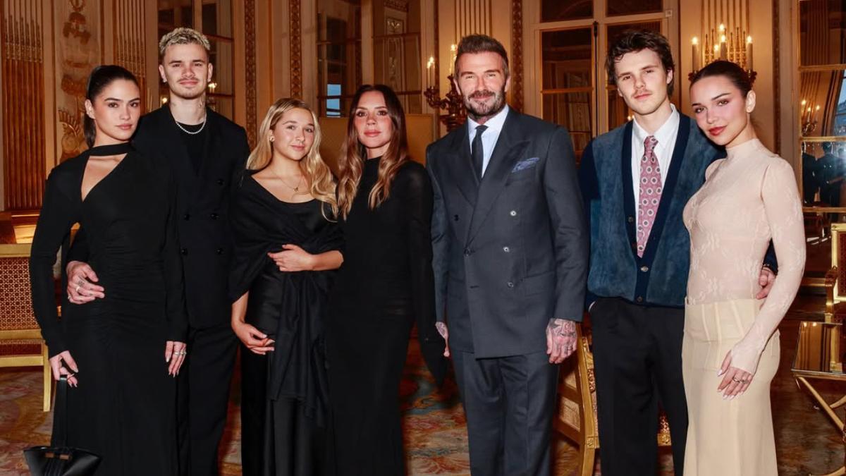 De la protección de David al aire rebelde de Victoria: el lenguaje corporal de los Beckham en su reaparición en París tras acusaciones de Brooklyn