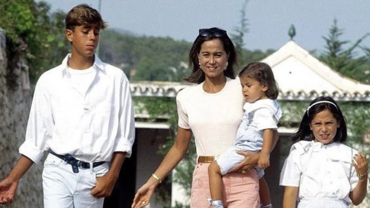 Isabel Preysler y sus hijos.