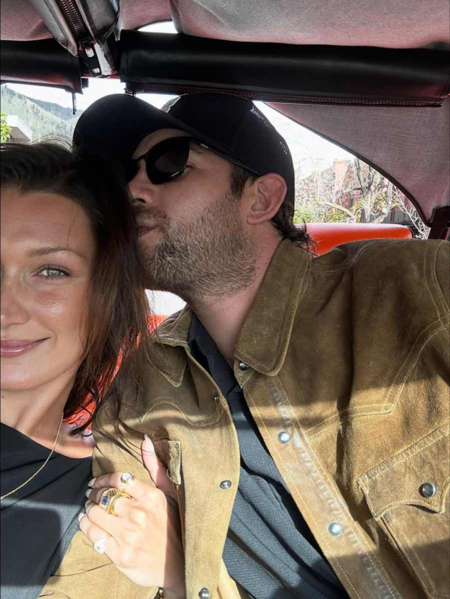 Adán Bañuelos y Bella Hadid iniciaron su relación en otoño del 2023 cuando coincidieron en una exhibición ecuestre en Texas.