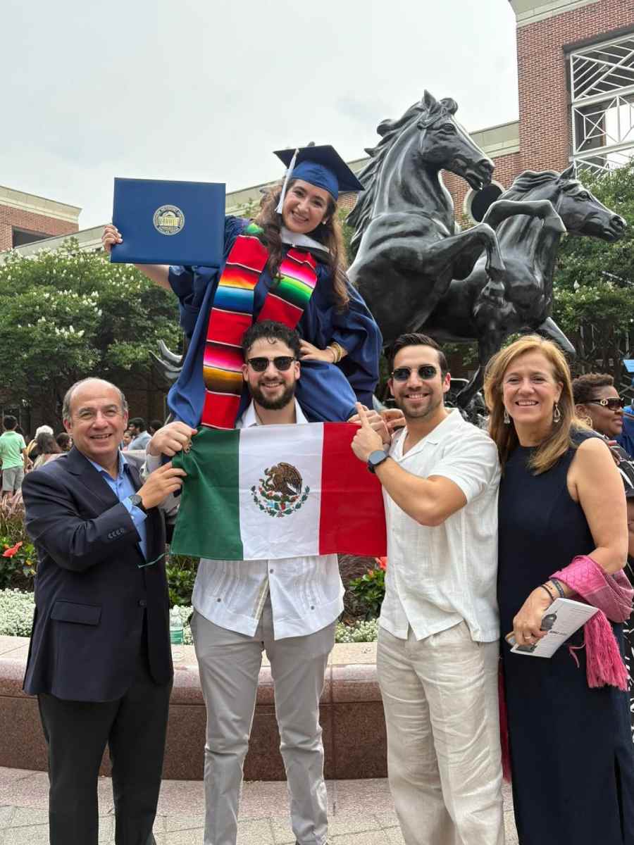 Familia Calderón Zavala en la graduación de María.