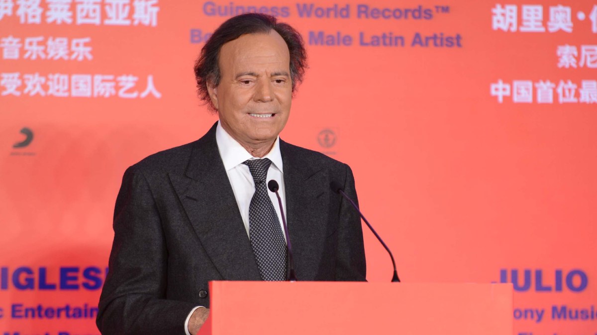 Julio Iglesias.
