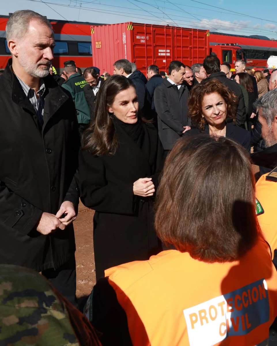 Los reyes de España se dirigieron al Puesto de Mando Avanzado de Adamuz para conocer de primera mano la situación tras el grave accidente ferroviario.
