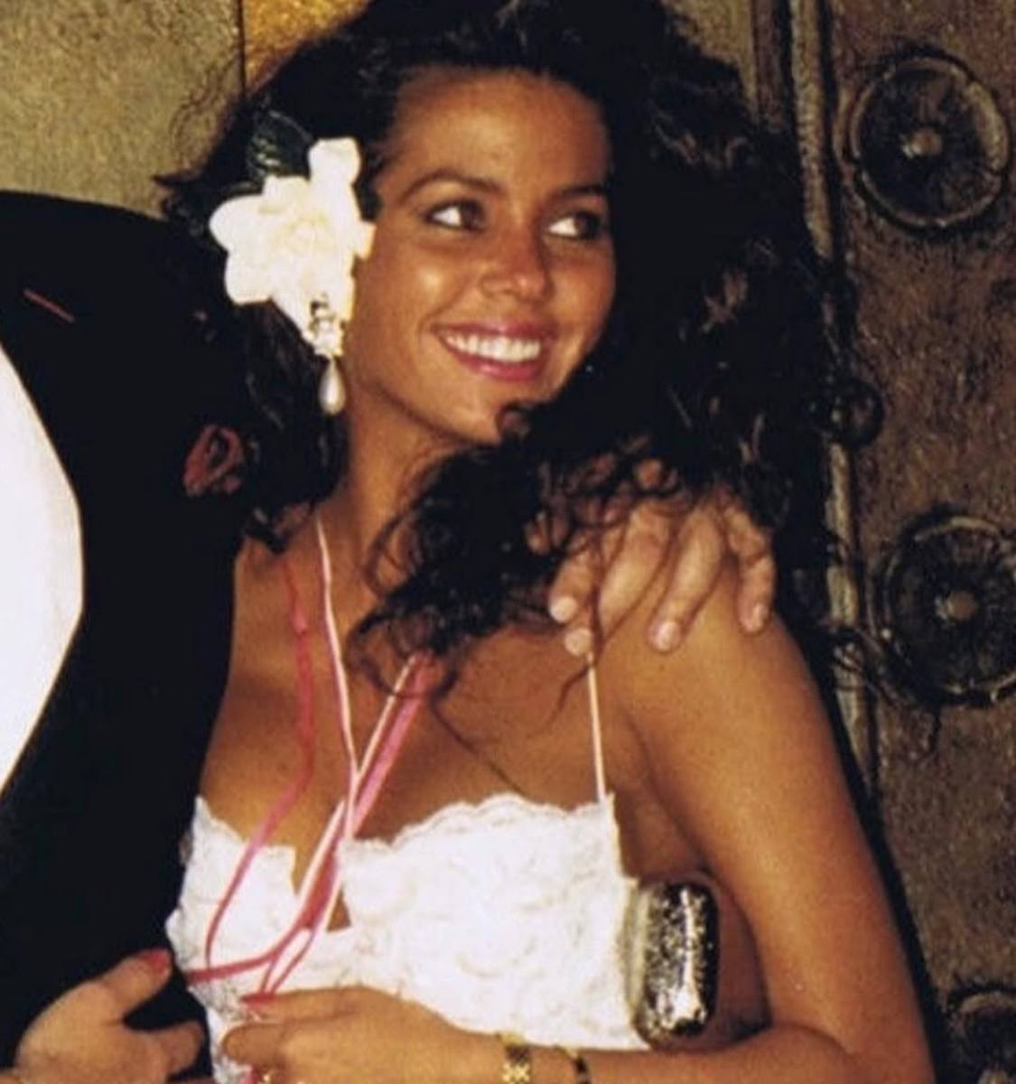Cuando terminó su noviazgo con Julio Iglesias, Vaitiare escribió un libro donde exhibió al cantante.