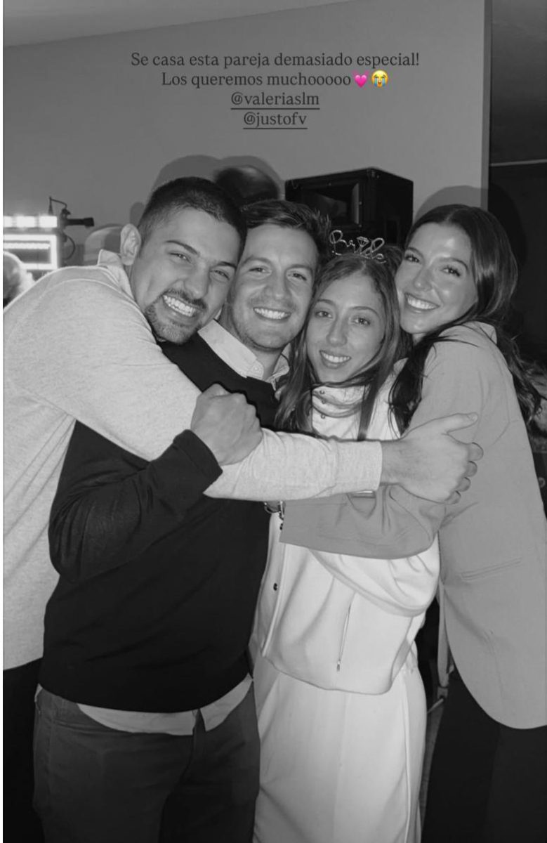 Tony Mils, hermano de Valeria, y su novia Eugenia Rodríguez felicitaron a los novios.