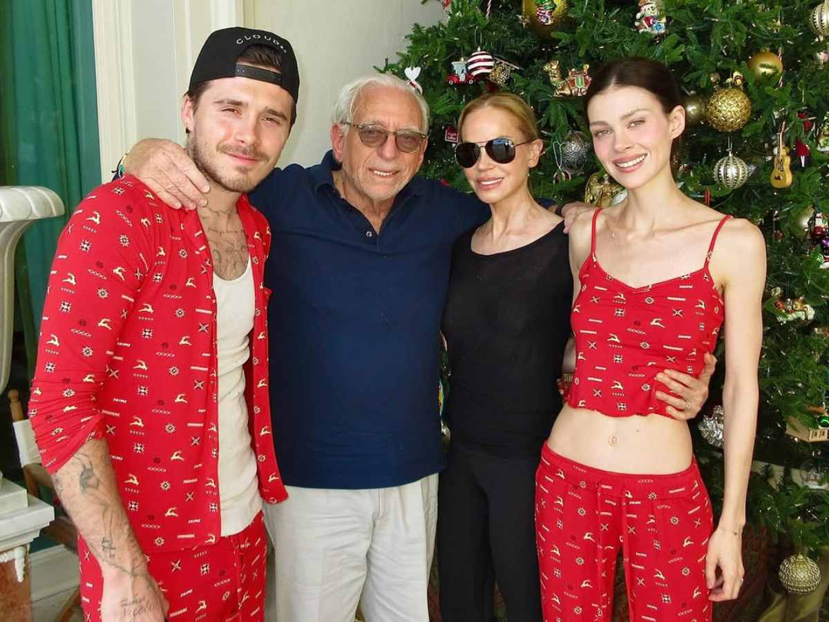 En tanto, Brooklyn Beckham y Nicola Peltz se muestran muy unidos a la familia de ella.