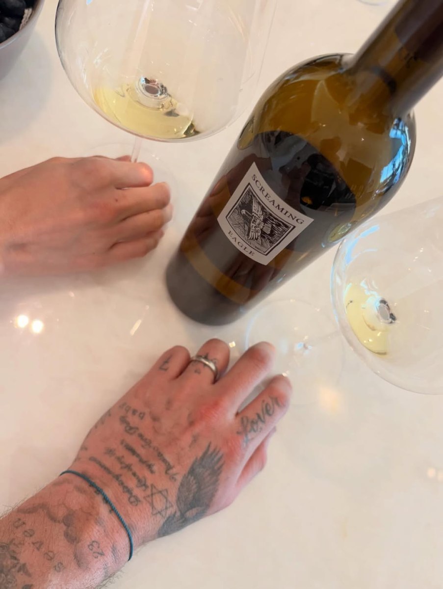 Brooklyn Beckham y Nicola Peltz mostraron esta imagen con uno de los vinos que se dice es el favorito de Victoria Beckham.