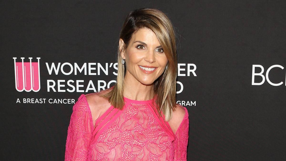 A tres meses de anunciar su separación, la actriz Lori Loughlin está ‘muy enojada’ con su aún esposo, Mossimo Giannulli: ¿por? A tres meses de anunciar su separación, la actriz Lori Loughlin está ‘muy enojada’ con su aún esposo, Mossimo Giannulli: ¿por?