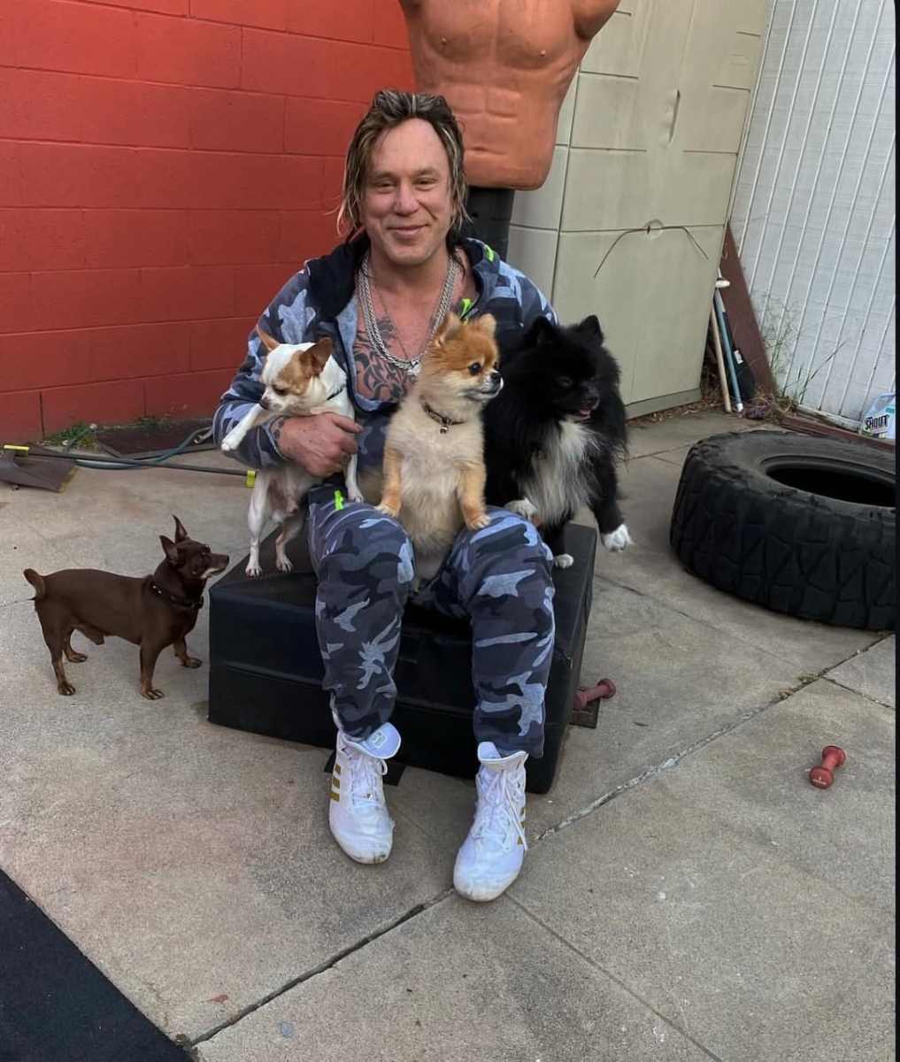 El actor Mickey Rourke afirmó que nunca pediría dinero a extraños o fans.