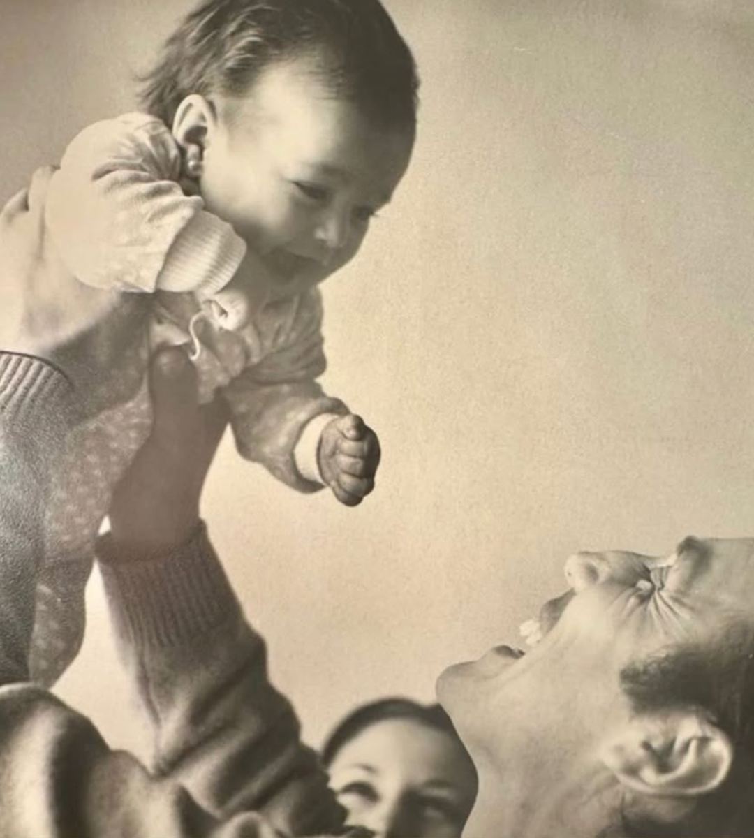 Esta es la imagen de Paloma Cuevas junto a sus padres, Victoriano Valencia y Paloma Díaz.