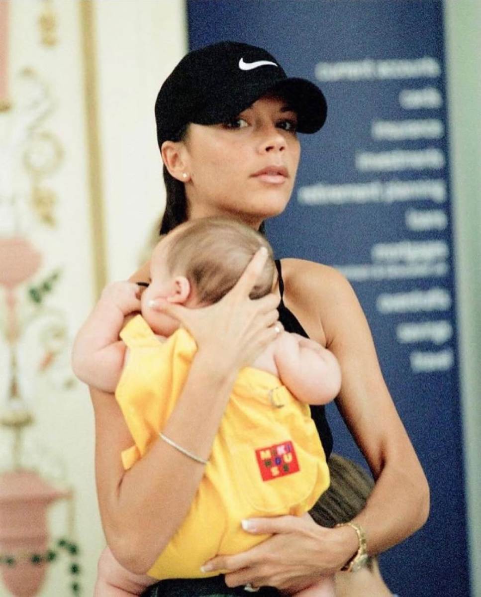 Victoria Beckham debutó como mamá con la llegada de Brooklyn, en 1999.