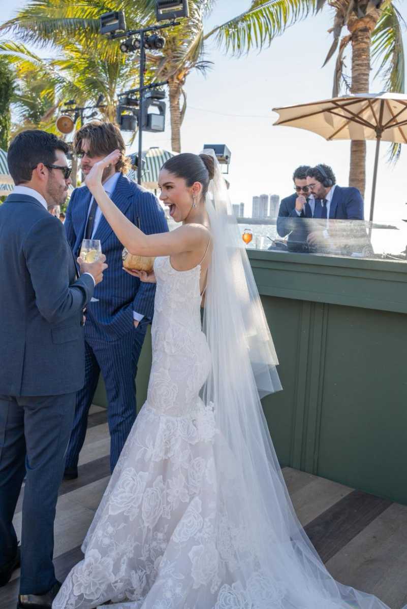 La novia lució un vestido de Monique Lhuillier.