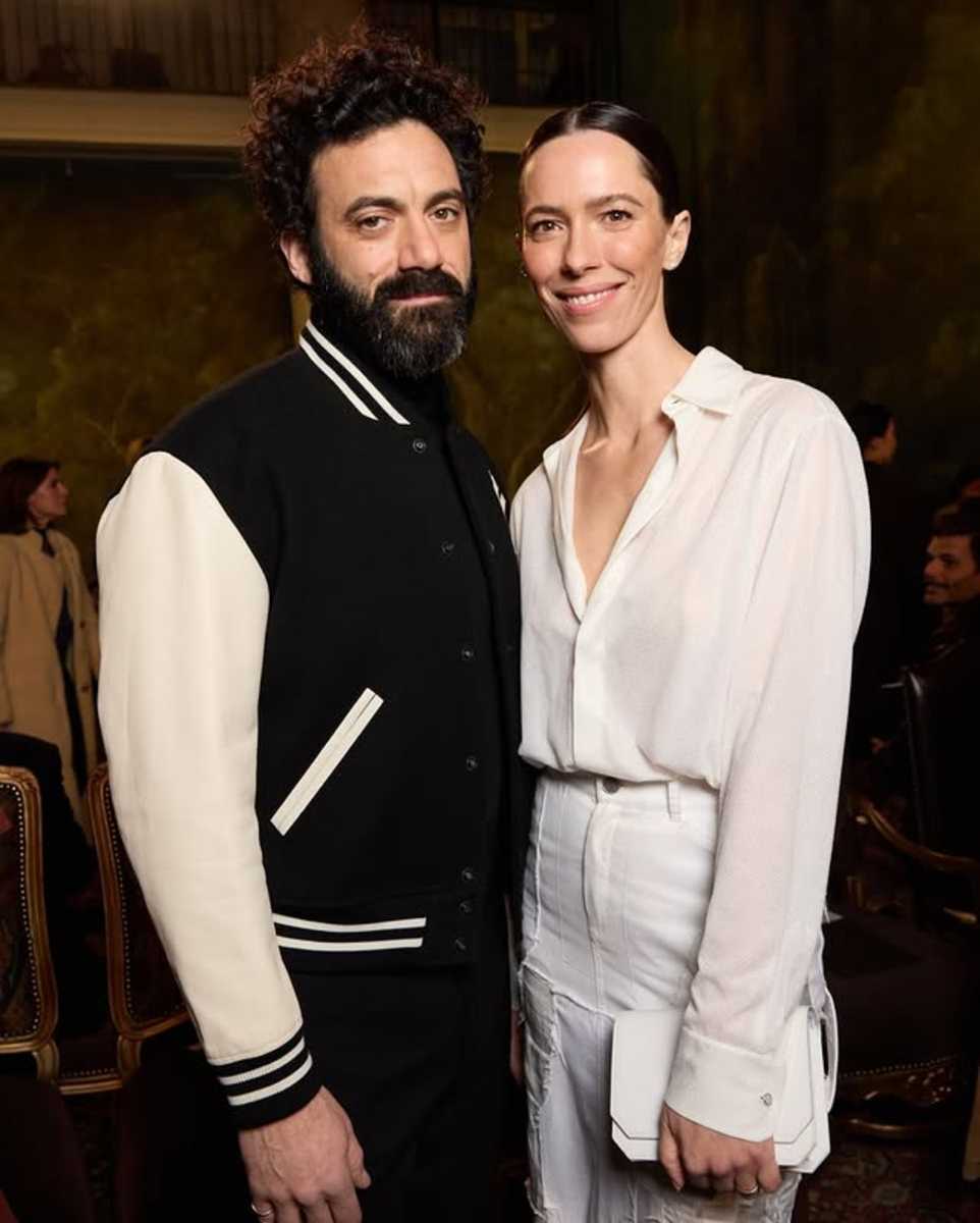 Morgan Spector y Rebecca Hall.