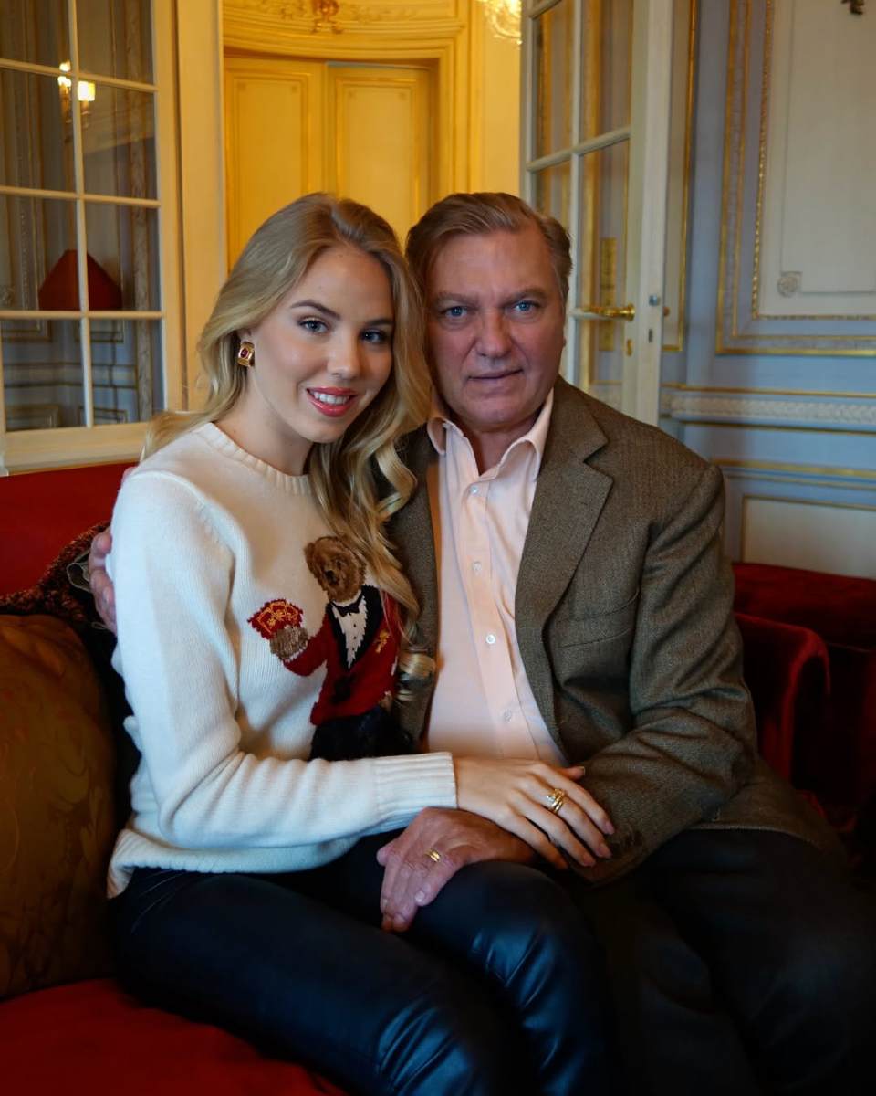 La princesa junto a su papá, e Carlos de Borbón-Dos Sicilias.