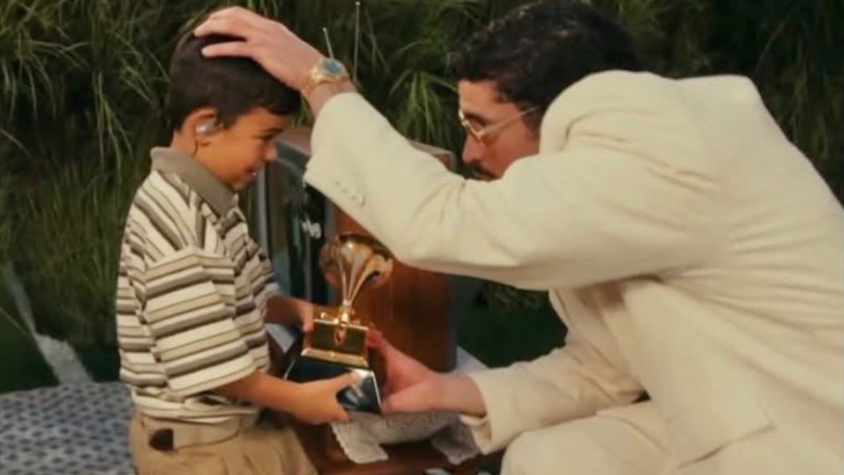 Luego de especulaciones, dan a conocer la verdadera identidad del niño al que Bad Bunny le dio su Grammy en el Super Bowl LX