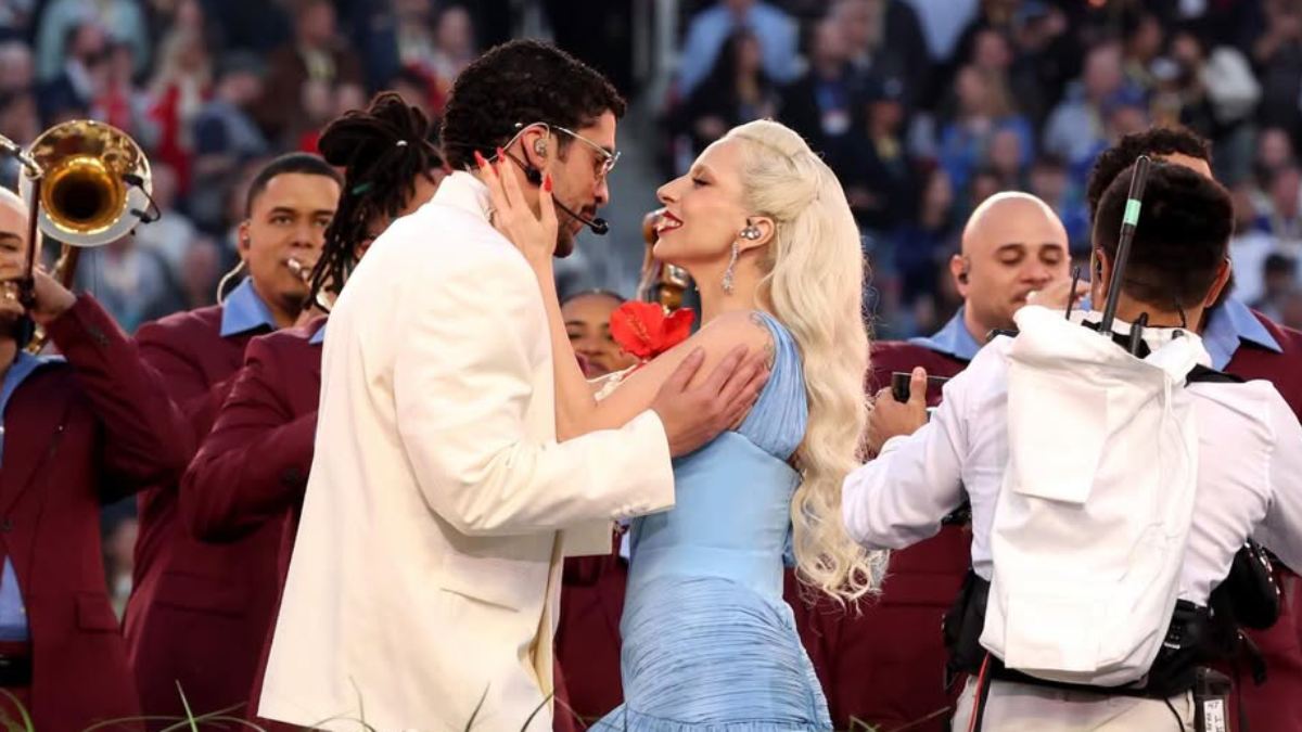 Desde una boda en tiempo real a Lady Gaga bailando salsa y mucho ritmo latino: los momentos del show de Bad Bunny en el Super Bowl LX
