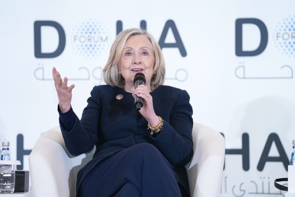 Hillary Clinton acusa al gobierno de Trump de orquestar un "encubrimiento" en relación al caso Epstein.