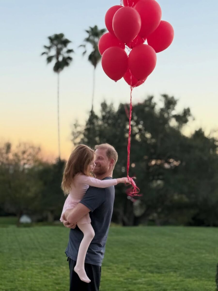 La imagen que Meghan Markle compartió en San Valentín que deja ver de manera marial el rostro de su hija Lilibet. 