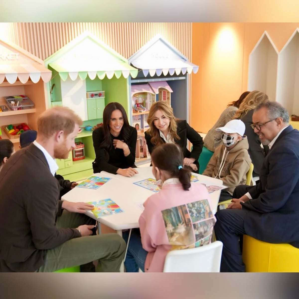 Meghan Markle y el príncipe Harry durante su visita a Jordania como parte de una delegación de la Organización Mundial de la Salud.