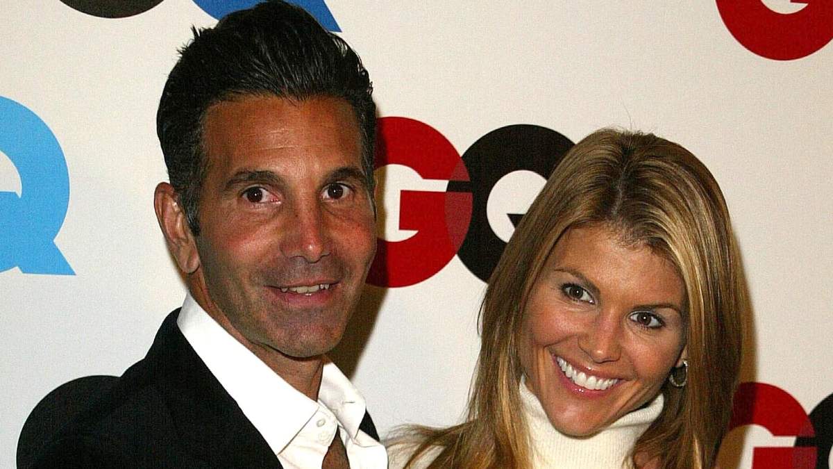 Mossimo Giannulli, ex de la actriz Lori Loughlin, reaviva rumores de romance con joven estilista al dejarse ver (otra vez) juntos Mossimo Giannulli, ex de la actriz Lori Loughlin, reaviva rumores de romance con joven estilista al dejarse ver (otra vez) juntos