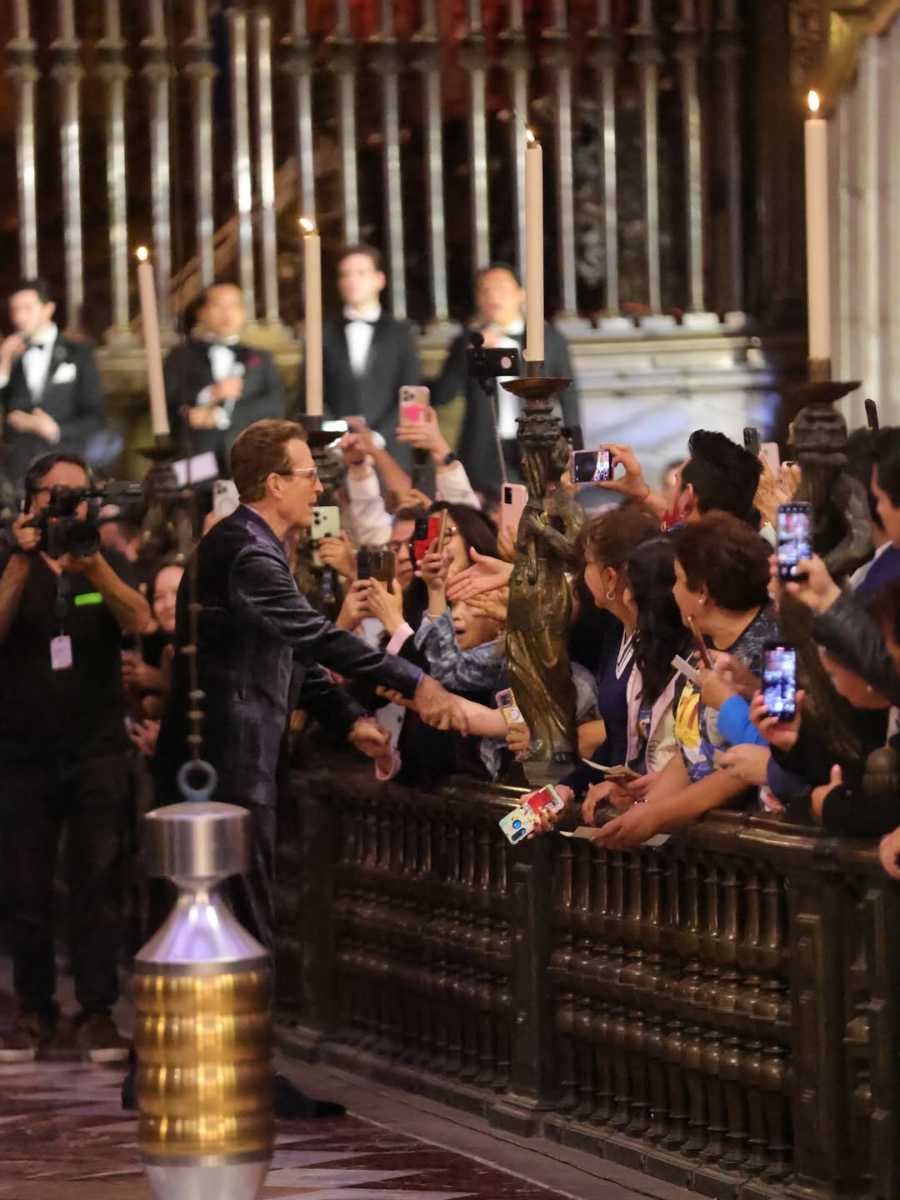 Emmanuel arropado por el cariño de su público.