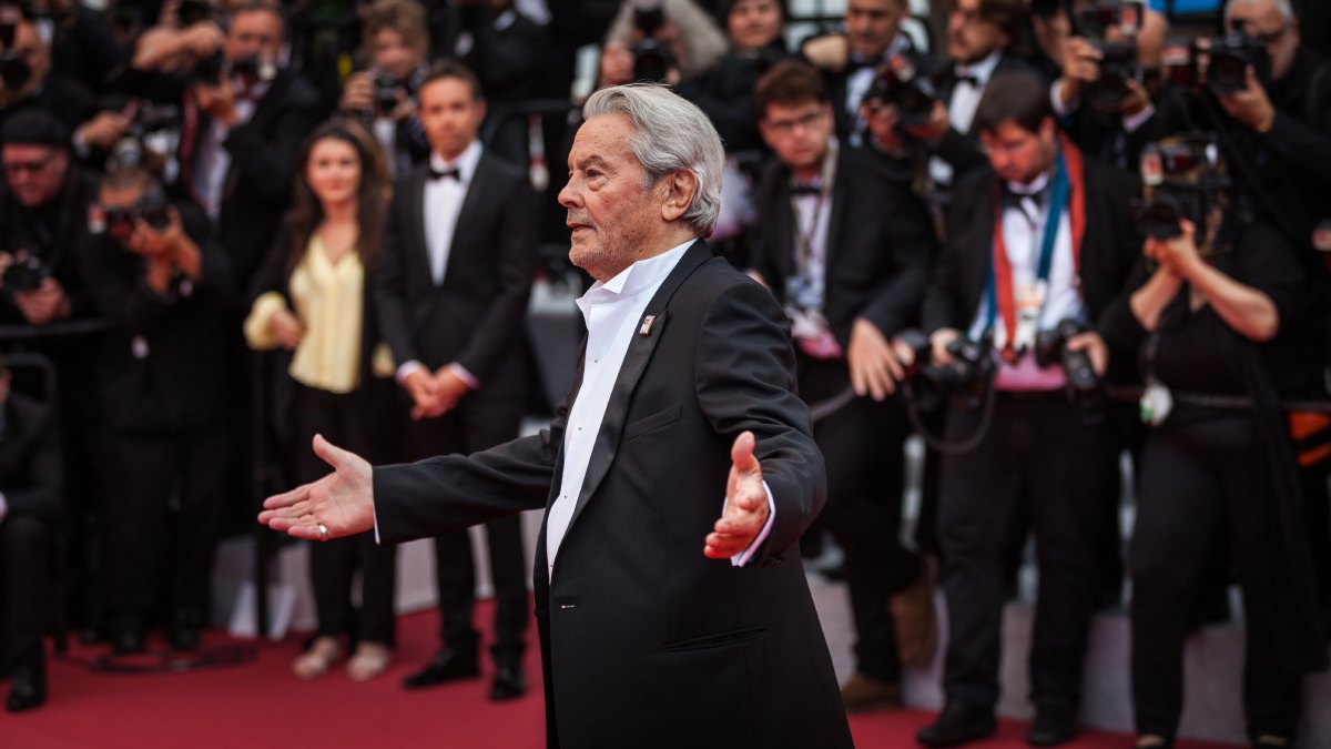 Sigue el conflicto por la herencia de Alain Delon: dos hijos declaran ante la denuncia de su hermana