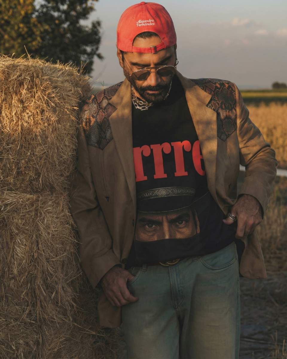 Alejandro Fernández también ha modelado sus diseños de moda.