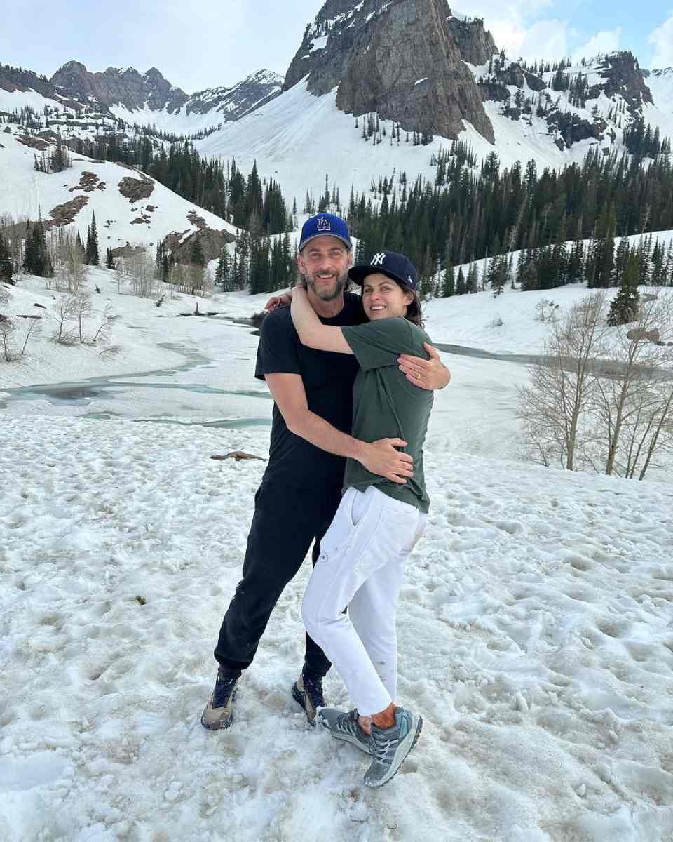 Alexandra Daddario y Andrew Form iniciaron su relación en 2020.
