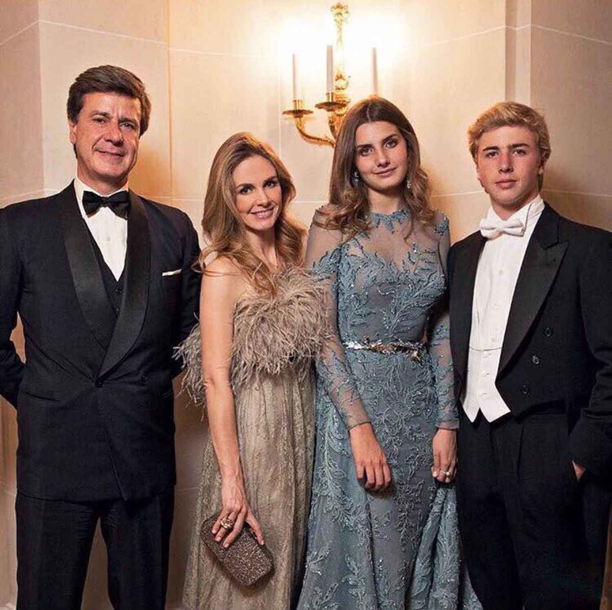 Luis y Amina con sus padres Genoveva Casanova y Cayetano Martínez de Irujo.